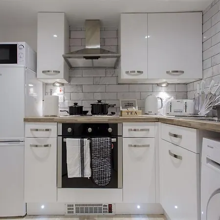 Shaftesbury * Leeds (West Yorkshire)