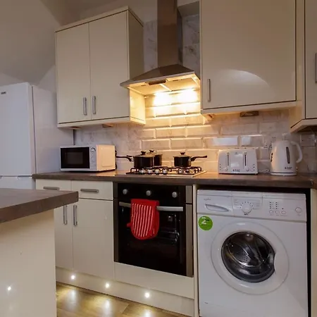 Shaftesbury * Leeds (West Yorkshire)